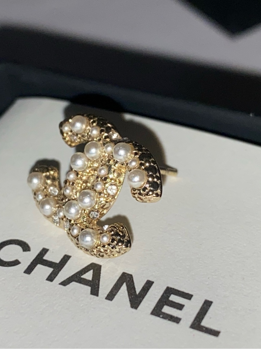 Chanel Pearl CC Logo Stud Earrings - Picture 4 of 7